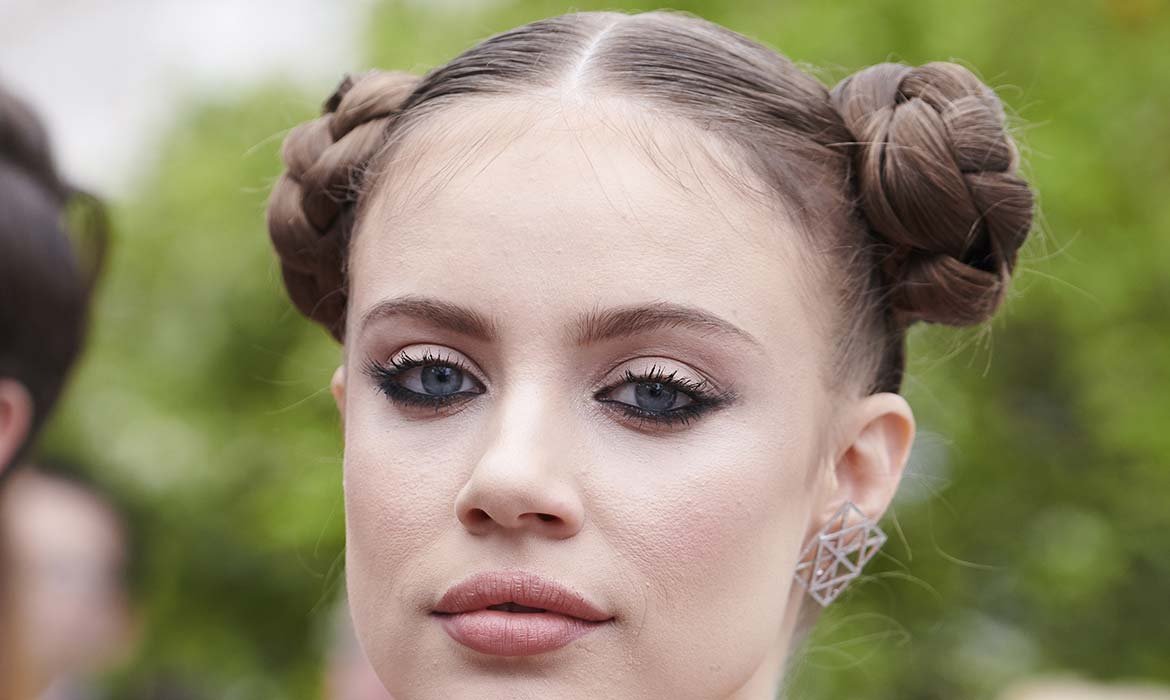 El Aceite Extraordinario Universal de Elvive de L’Oréal Paris le aportará a tus moños con trenzas disciplina y brillo.